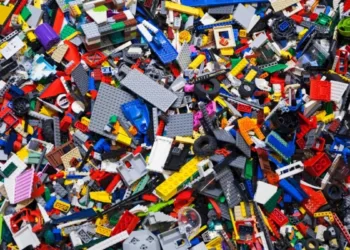 Spot the 4 Toy Trees Hidden Inside the Lego Pile in this Brain Teaser within 15 seconds