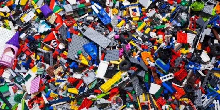 Spot the 4 Toy Trees Hidden Inside the Lego Pile in this Brain Teaser within 15 seconds