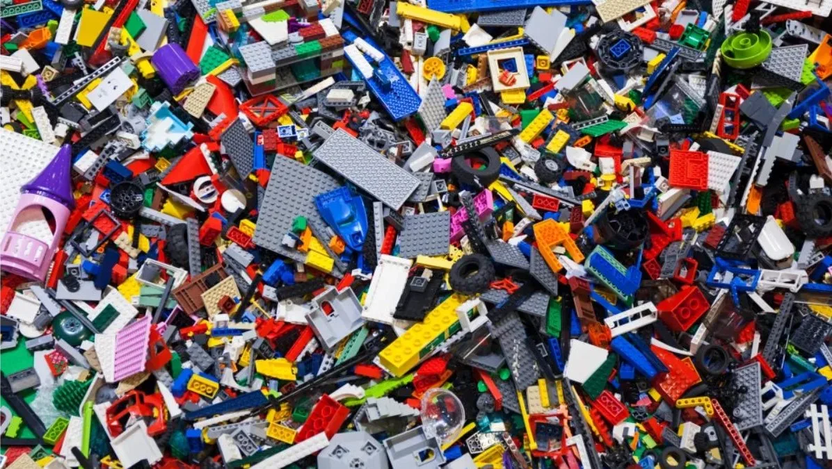 Spot the 4 Toy Trees Hidden Inside the Lego Pile in this Brain Teaser within 15 seconds